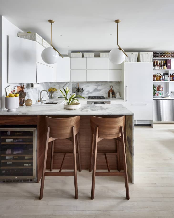 Cabinet with shop baskets